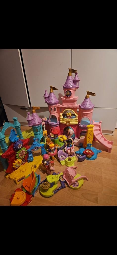 Vrolijke Vriendjes Kasteel met Poppetjes en Accessoires, Ophalen, Gebruikt, Jongen of Meisje