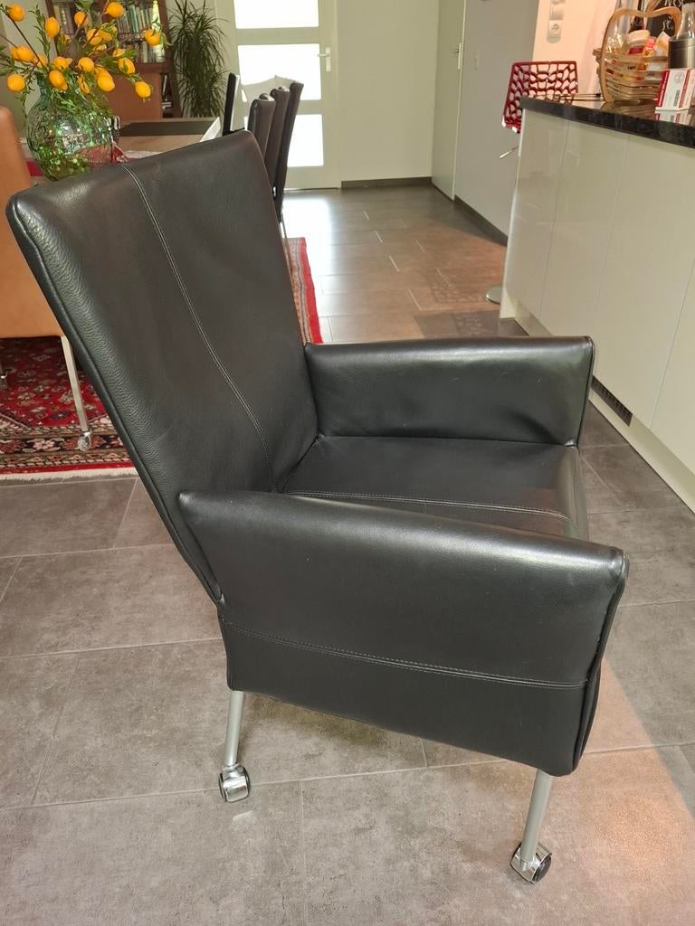 Leren zwarte eetkamerstoelen op wieltjes (4 stuks), Ophalen, Tijdloos design, Gebruikt, Zwart
