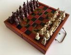 Decoratief Chinees schaakspel in houten koffer., Een of twee spelers, Ophalen of Verzenden, Zo goed als nieuw