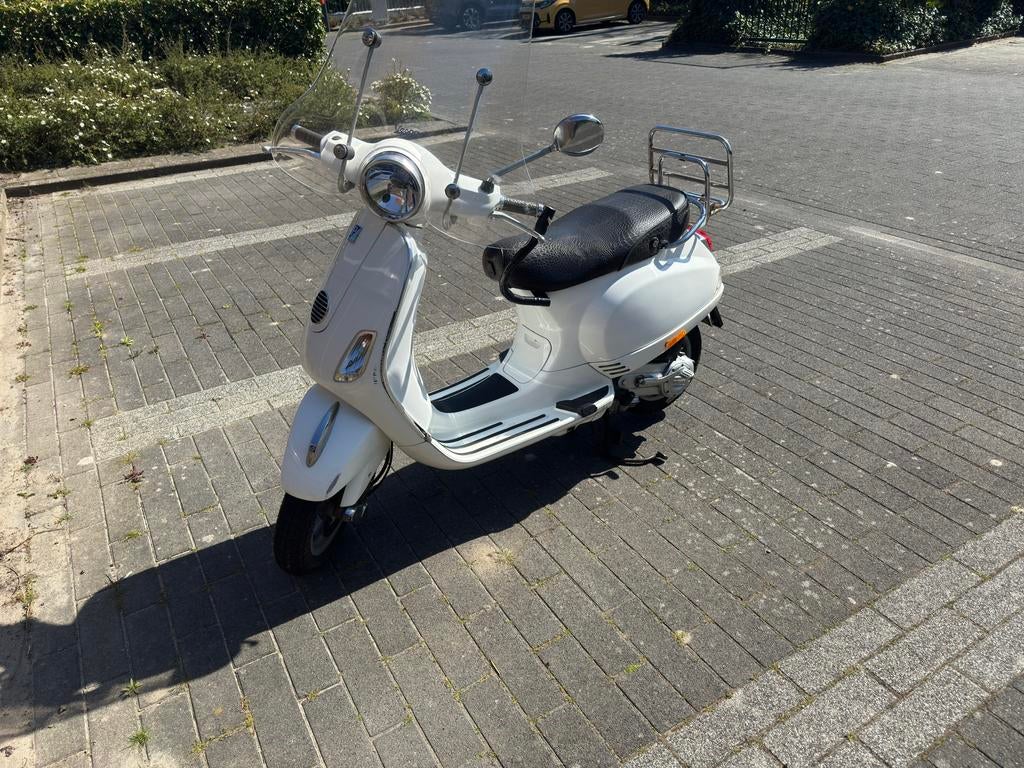 Vespa LX 50-4tak-gele kenteken 2012 (5900 kilometerstand), Ophalen