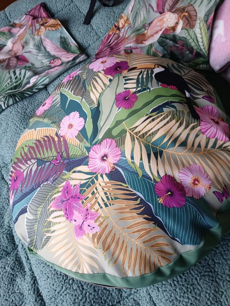 Prachtige poef met twee kussenhoezen, Huis en Inrichting, Ophalen of Verzenden, Zo goed als nieuw