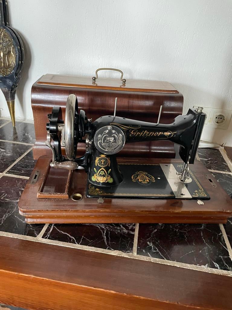 Antieke Gritzner Naaimachine met Houten Koffer, Antiek en Kunst, Antiek | Naaimachines, Ophalen