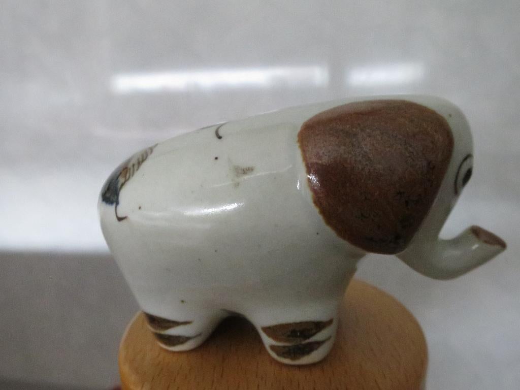 mooi hand geschilderd porselein olifant beeldje 11/9 cm, Antiek en Kunst, Antiek | Porselein, Ophalen of Verzenden