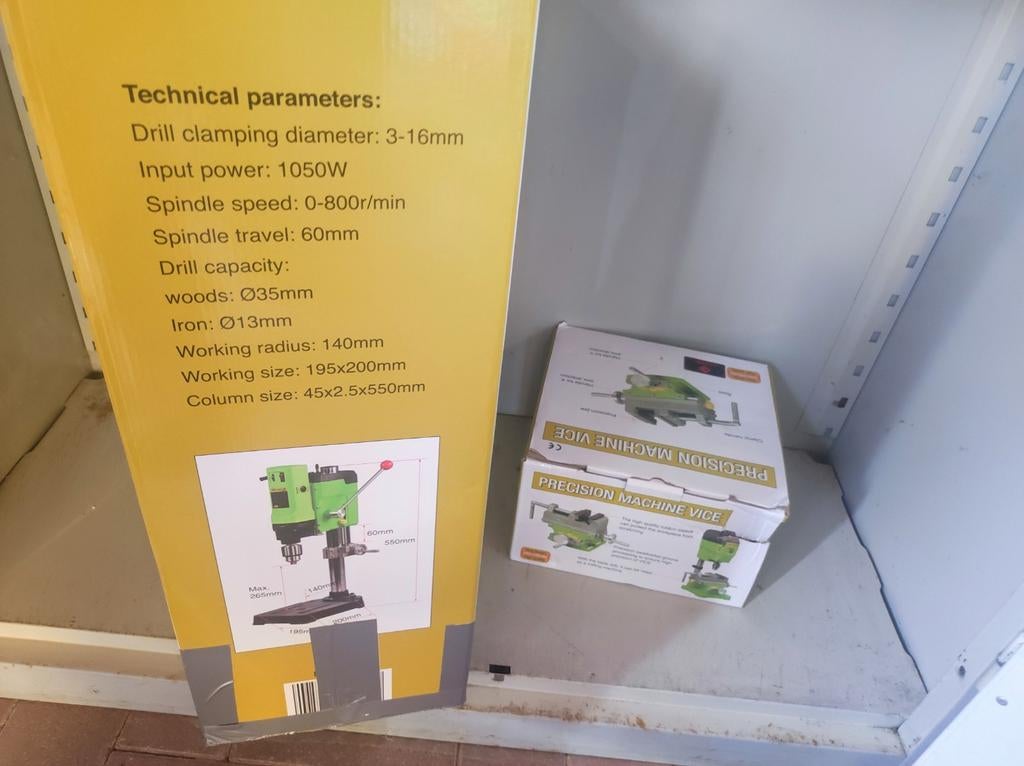Kolomboormachine 1050W met precisie machineklem - Nieuw, Doe-het-zelf en Verbouw, Gereedschap | Boormachines, Ophalen, Nieuw, 600 watt of meer