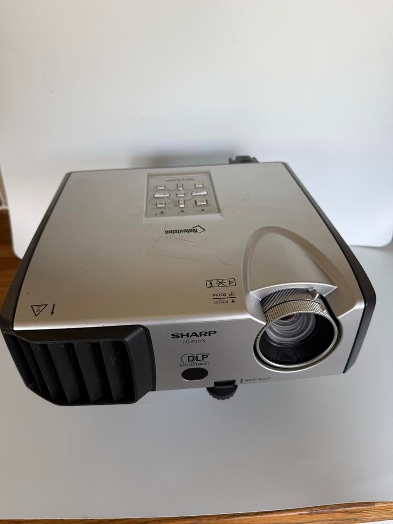 Sharp PG-F312X Projector - 3000 Lumen met plafondbeugel, Audio, Tv en Foto, Beamers, Ophalen of Verzenden, Gebruikt, DLP, Overige resoluties