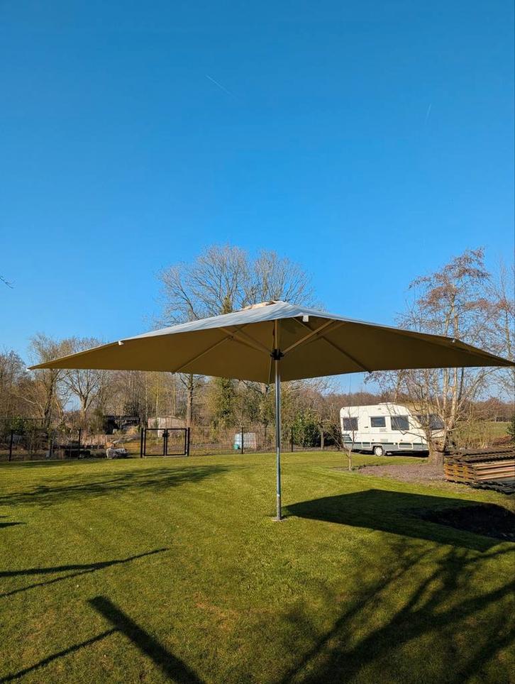 Professionele Marktparasol  /  terrasparasol  4x4 – Gastro, Tuin en Terras, Partytenten, Zo goed als nieuw, Minder dan 5 meter