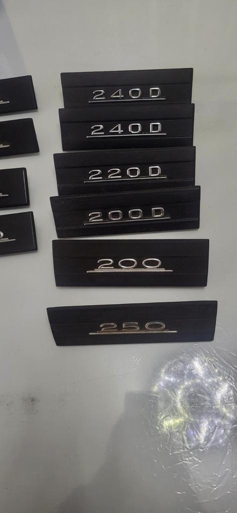 Diverse Mercedes-Benz Typeplaatjes (W114/W115/W108), Ophalen of Verzenden, Gebruikt, Mercedes-Benz