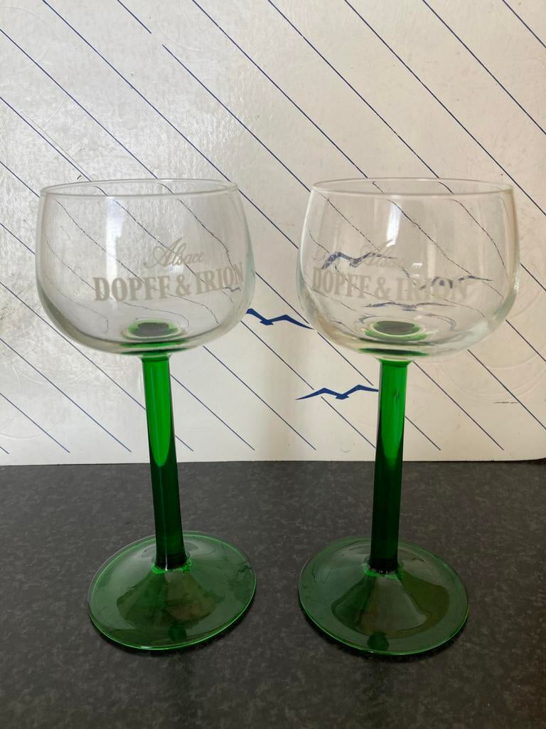 Dopff & Irion Alsace wijnglazen op groene voet, 2 stuks, Antiek en Kunst, Ophalen