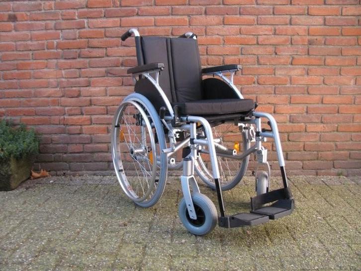 Breezy aluminium rolstoel 43 cm met nieuwe hoge druk banden, Diversen, Rolstoelen, Zo goed als nieuw, Duwrolstoel, Inklapbaar
