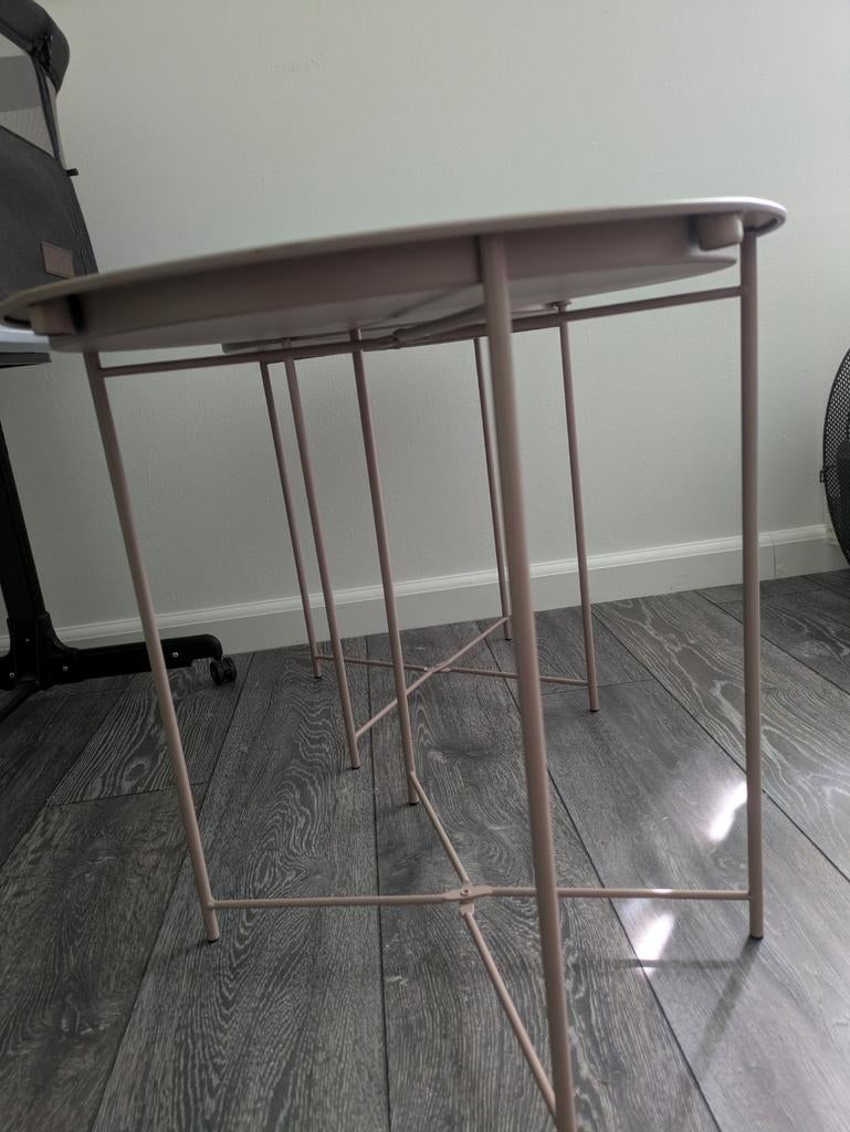 Twee roze bijzet tafels, Ophalen, 25 tot 50 cm, Rond, 50 tot 100 cm