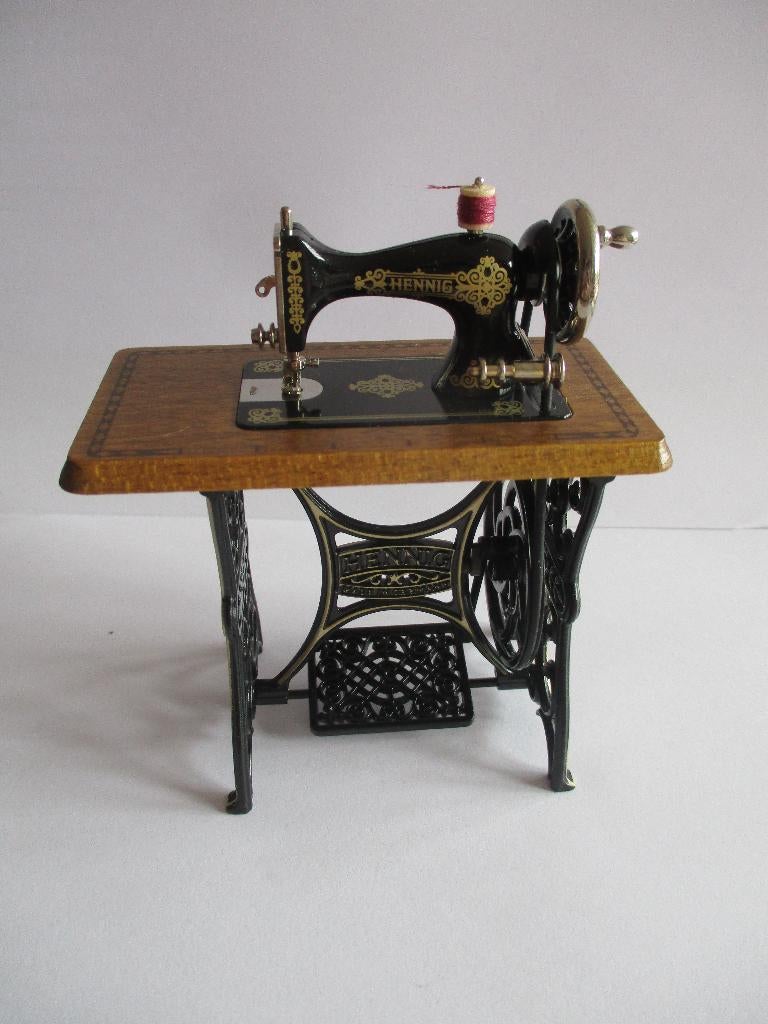 poppenhuis Bodo Hennig trapnaaimachine, Verzenden, Zo goed als nieuw, Decoratie
