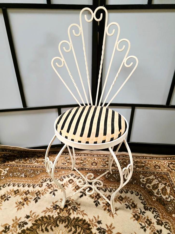 Vintage 1960 Wrought Iron Peacock /  Fan-back Chair, Huis en Inrichting, Stoelen, Gebruikt, Eén, Metaal, Stof, Wit, Ophalen of Verzenden