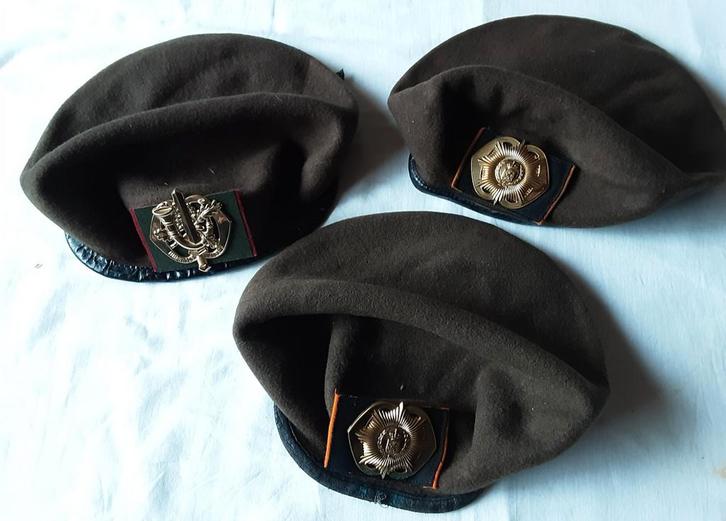 Baretten met emblemen, Verzamelen, Militaria | Algemeen, Landmacht, Embleem of Badge, Nederland, Ophalen of Verzenden