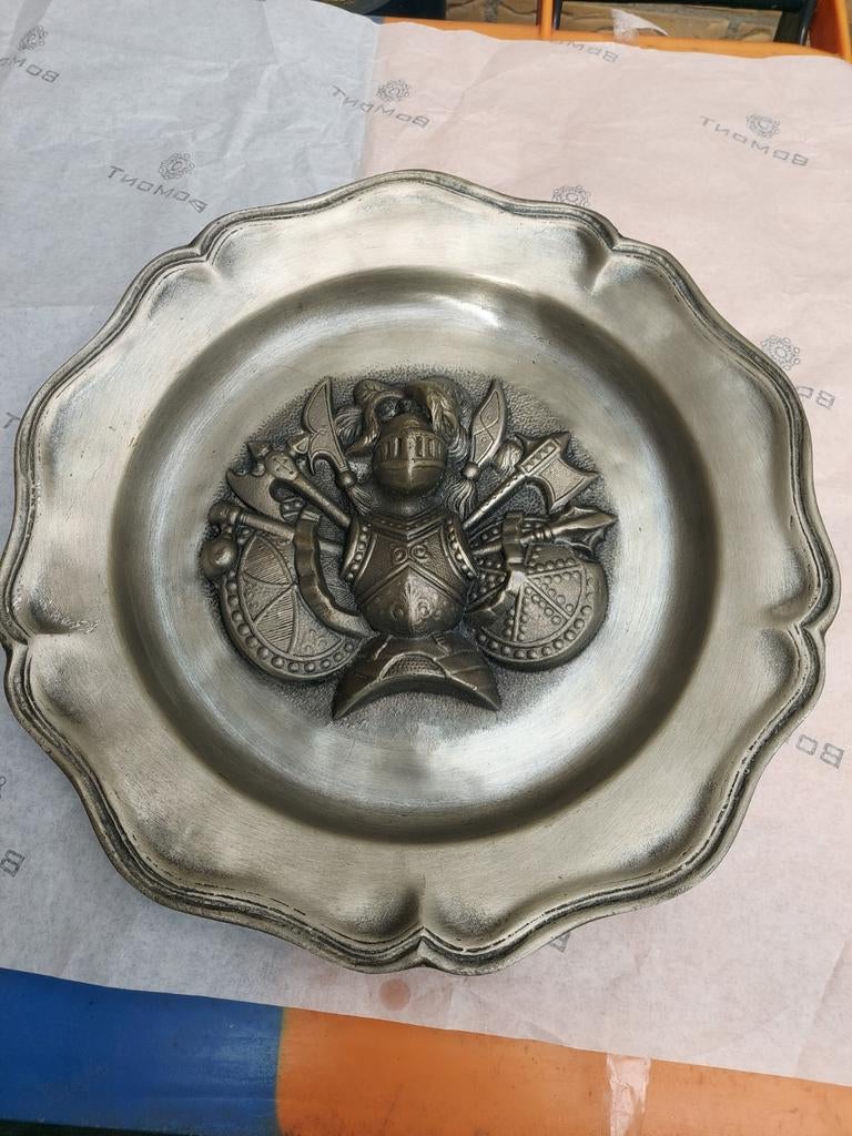 Antiek tinnen bord met riddersmotief en engelmerk, Ophalen