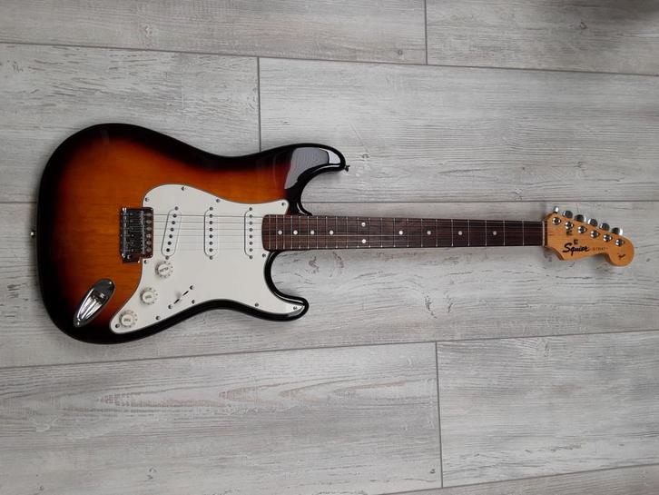 Squier Strat By Fender 1996 sunburst nieuwstaat en origineel, Muziek en Instrumenten, Snaarinstrumenten | Gitaren | Elektrisch
