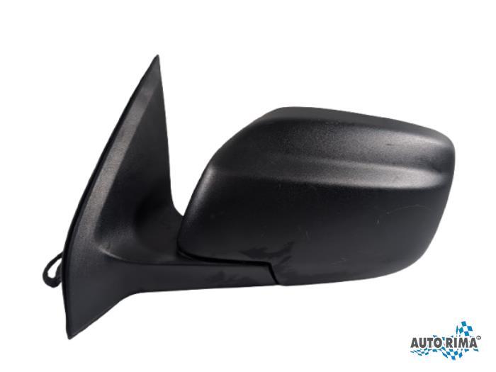 Buitenspiegel links van een Volvo XC70