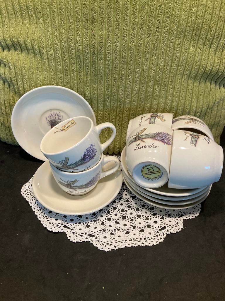 Kop en schotel Jet Lavender (030326), Ophalen of Verzenden, Aardewerk, Overige stijlen, Kop(pen) en/of Schotel(s)