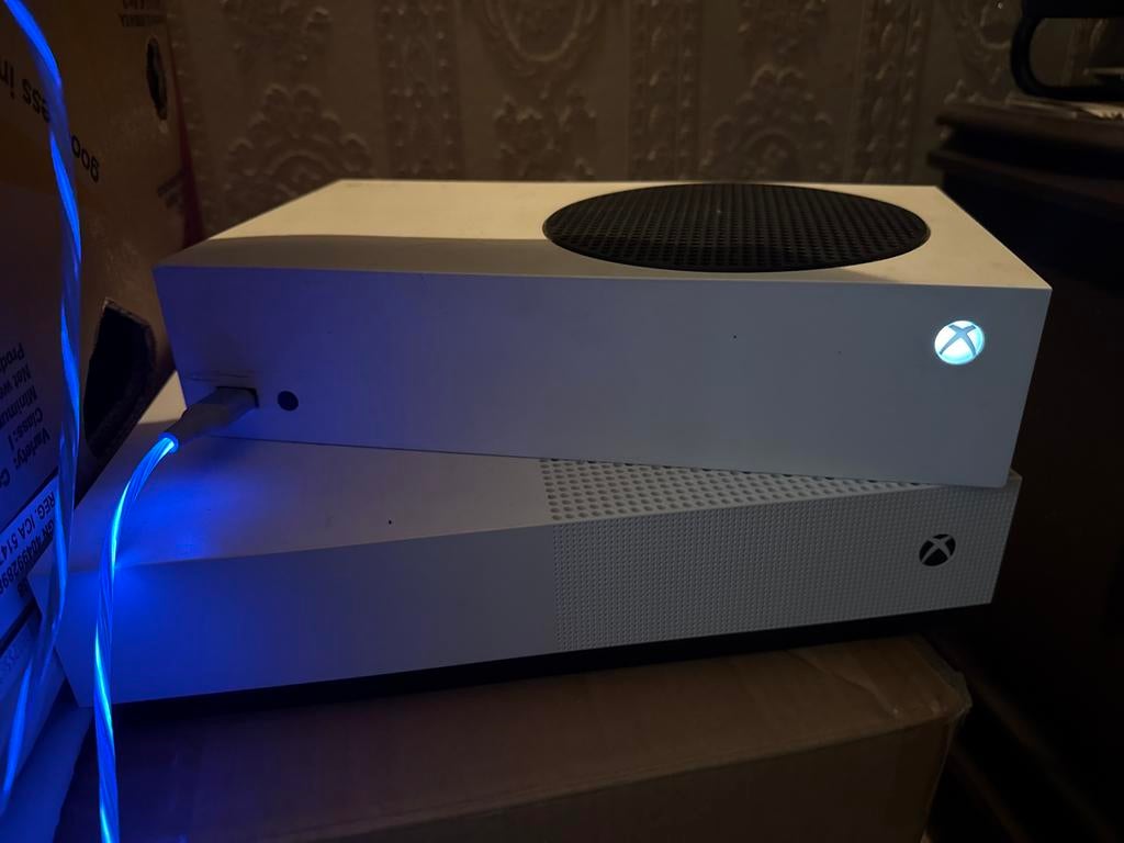 2 Xboxen: Series S en Xbox one met controller en headset, Spelcomputers en Games, Spelcomputers | Xbox Series X en S, Ophalen of Verzenden