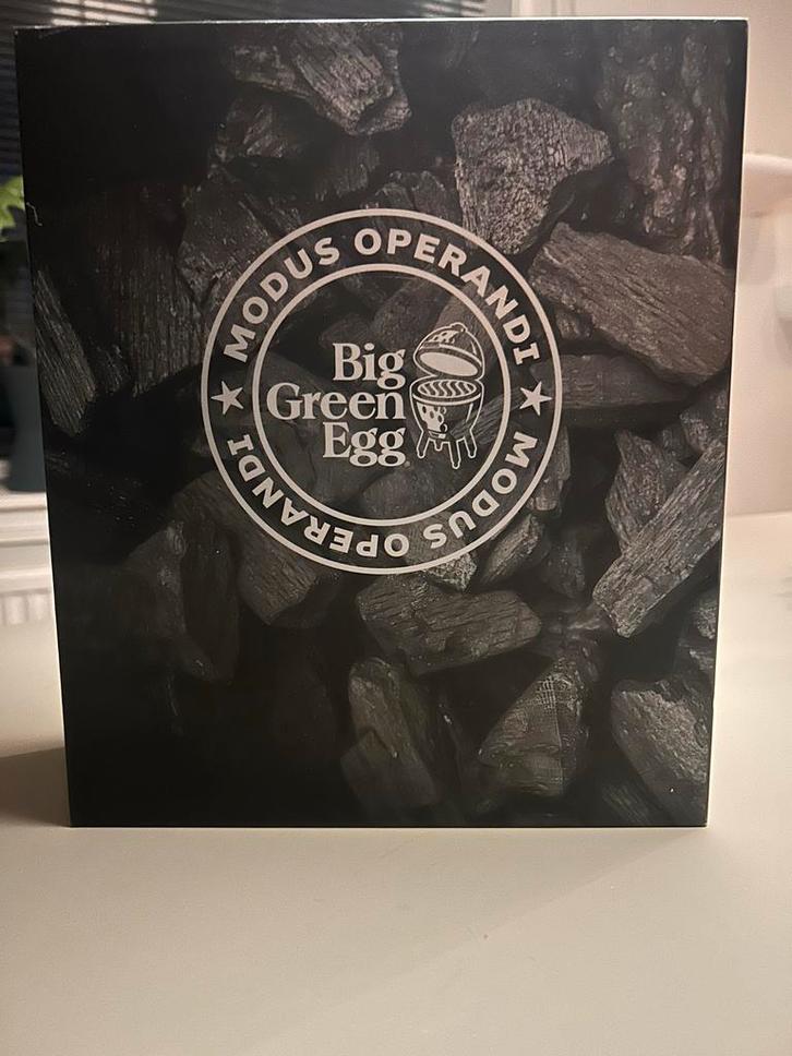 Big Green Egg Modus Operandi Kookboek, Boeken, Kookboeken, Zo goed als nieuw, Voorgerechten en Soepen, Overige gebieden, Ophalen of Verzenden