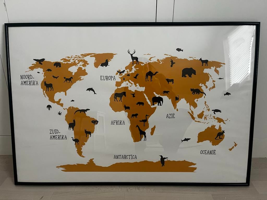Wereldkaart met dieren in zwarte lijst 90x60cm, Ophalen, Zo goed als nieuw