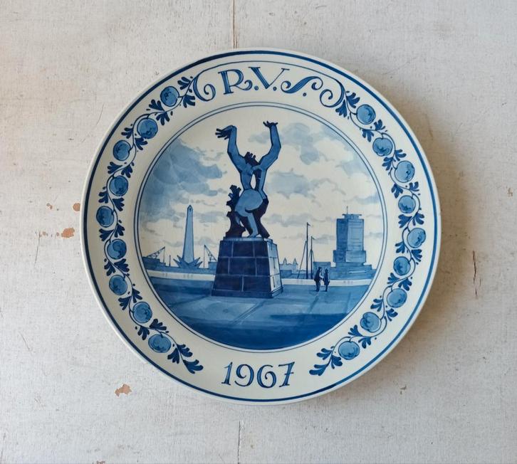 Delfts Blauw wandbord 'De Verwoeste Stad' Rotterdam 1967, Antiek en Kunst, Antiek | Wandborden en Tegels, Ophalen of Verzenden