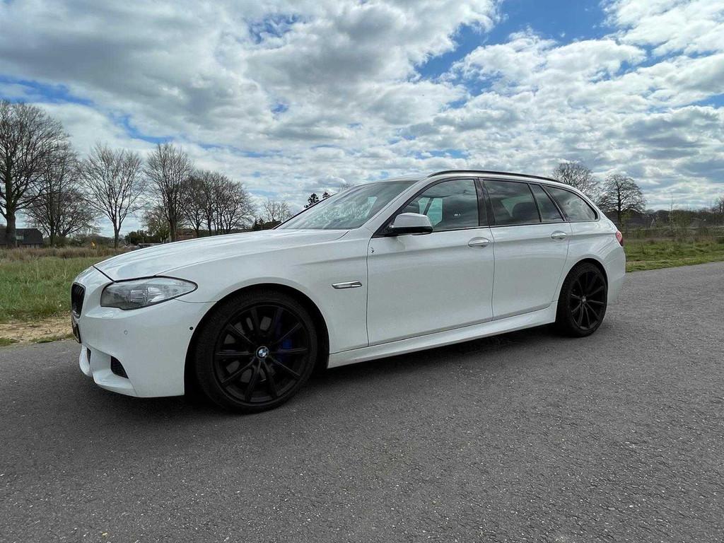 BMW - 2012 - 5-serie Touring - 550i High Executive - J-904-D, Auto's, BMW, Euro 5, Gebruikt, 2000 kg, 1875 kg
