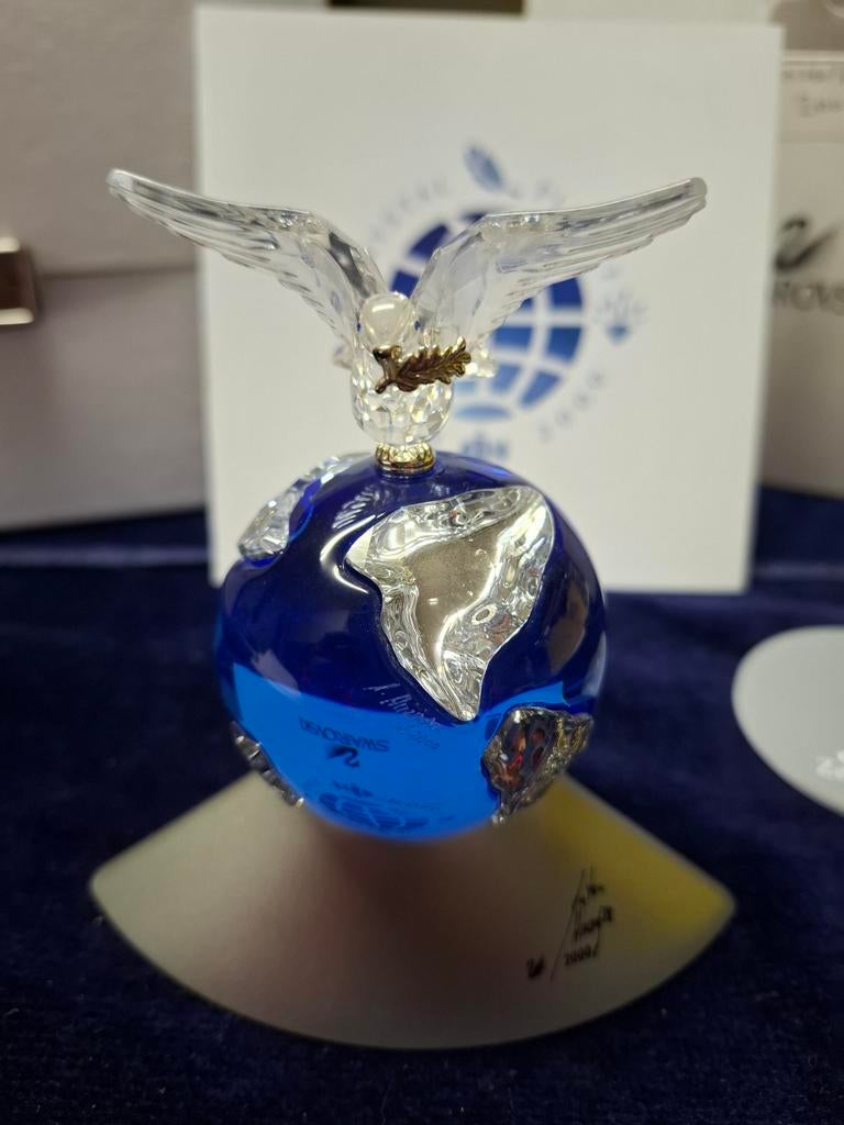 Swarovski Crystal Planet Vision 2000 Adelaar Wereldbol nieuw, Verzamelen, Swarovski, Ophalen of Verzenden, Zo goed als nieuw, Figuurtje