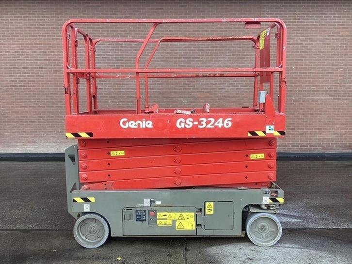 Gebruikte schaarhoogwerker Genie GS3246 (2015), Zakelijke goederen, Machines en Bouw | Liften, Steigers en Ladders