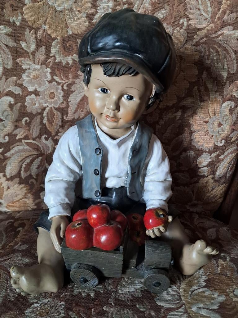 Decoratief beeld jongen met kar vol appels, Verzamelen, Beelden en Beeldjes, Ophalen of Verzenden