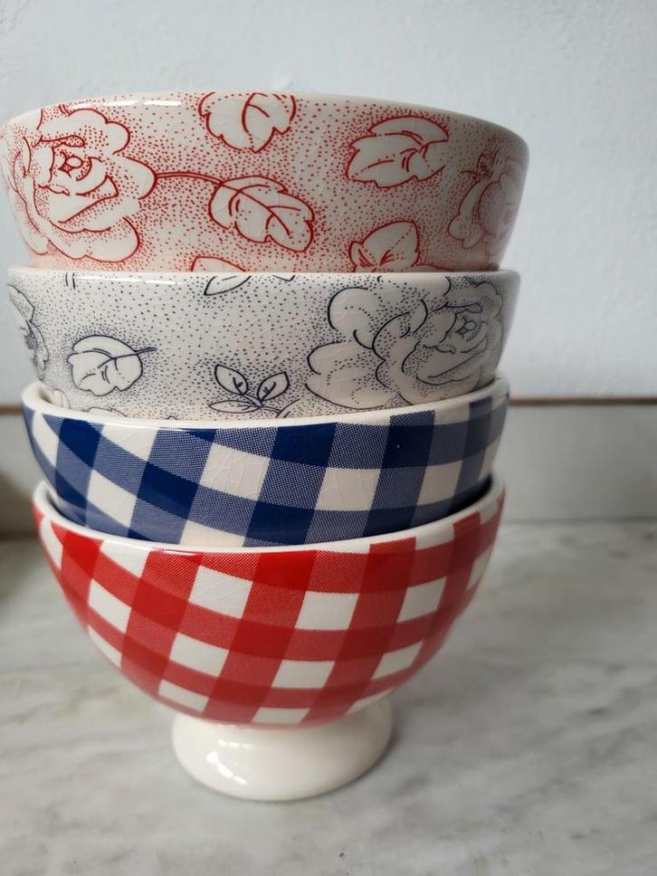 4 Marieke at Home Mokken/Kommen - Blauw en Rood, Huis en Inrichting, Keuken | Servies, Gebruikt, Kom(men), Overige stijlen, Aardewerk