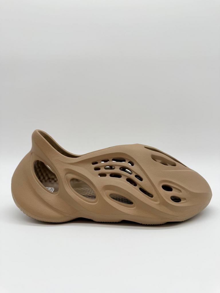 Yeezy Foam Runner Clay Taupe - Maat 43 (DS), Kleding | Heren, Schoenen, Bruin, ., Nieuw, Ophalen of Verzenden