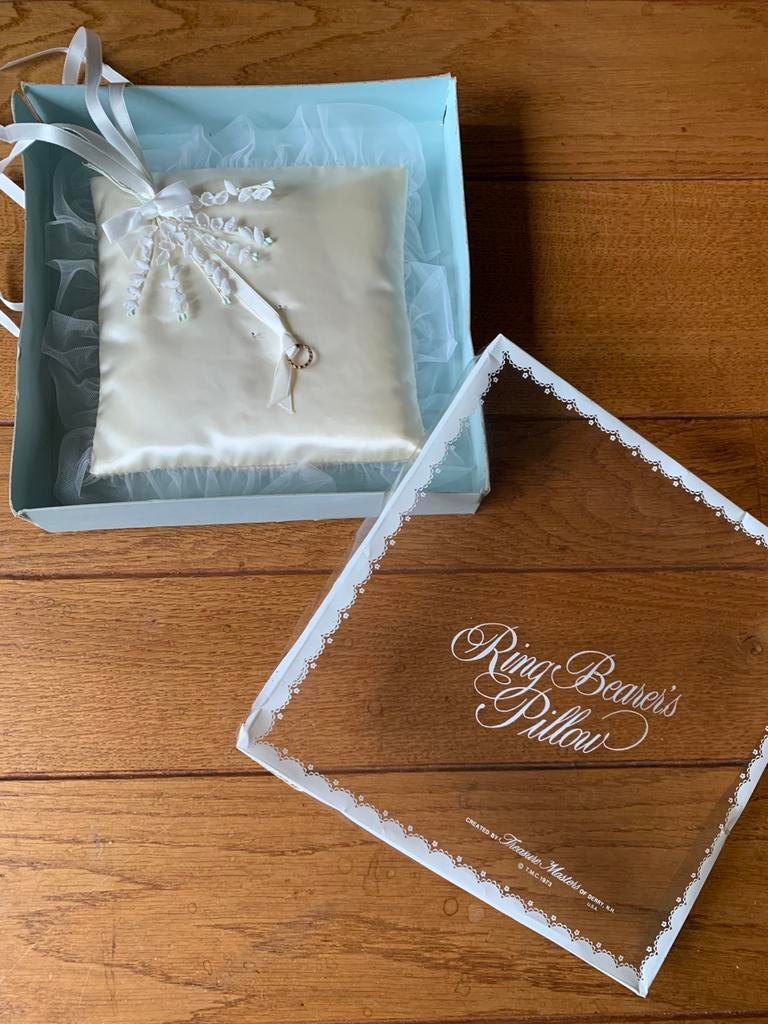 Ringkussen met kant en bloemapplicatie, uit Amerika!, Wit, Ophalen of Verzenden, Accessoires, Gedragen