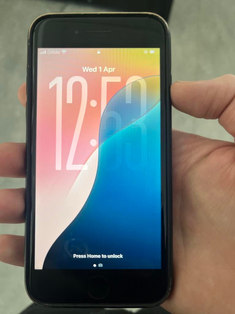 iPhone SE 2022 64GB + hoesje, screenprotector en oplader, Zwart, Ophalen of Verzenden, Zo goed als nieuw, 64 GB