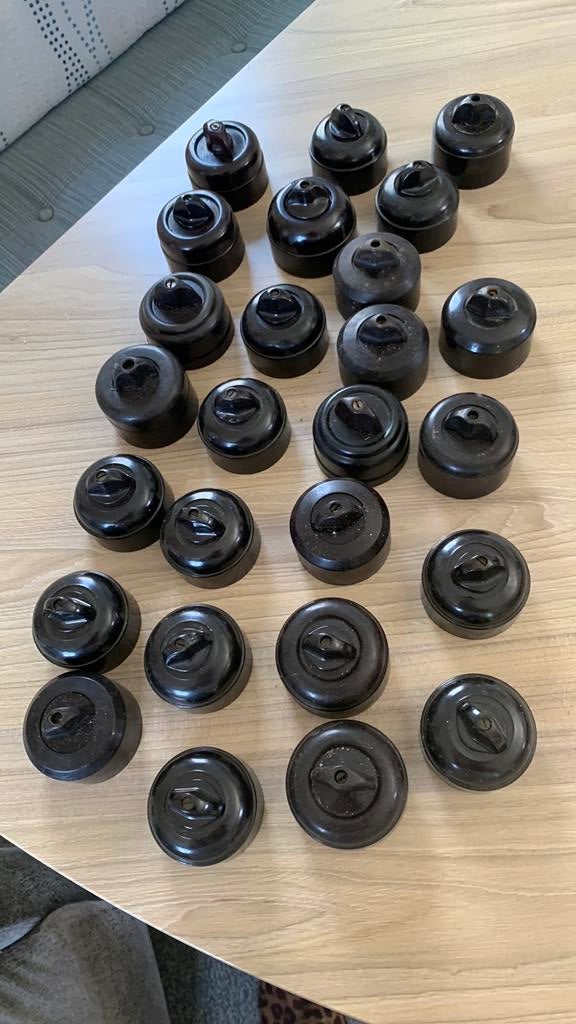 Oude bakeliet schakelaars, Ophalen