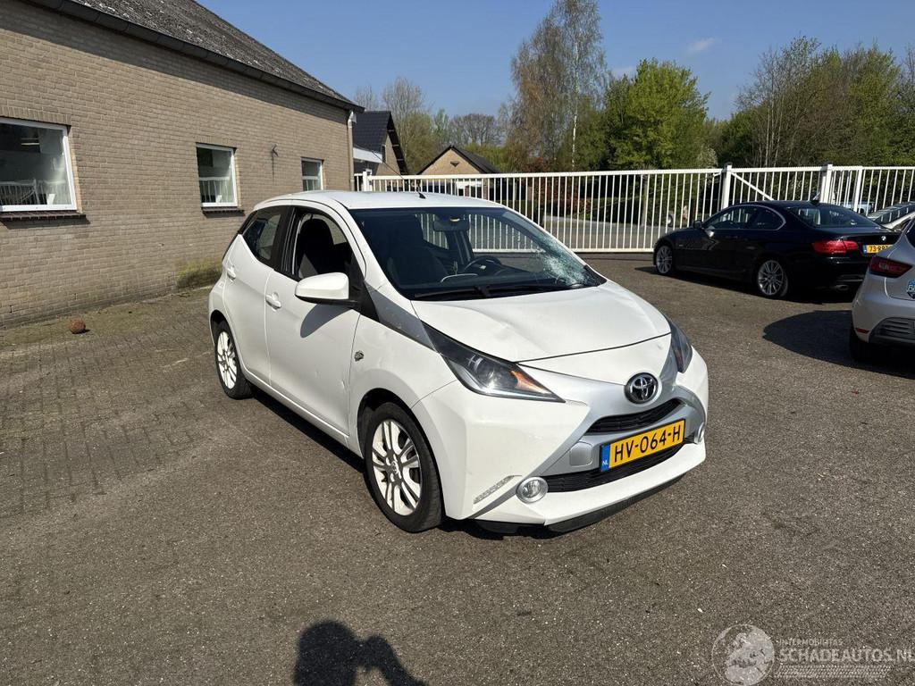 Toyota Aygo 1.0 VVT-i x-pure (bj 2016), Auto diversen, Schadeauto's, Wit, Handgeschakeld, Toyota, 998 cc