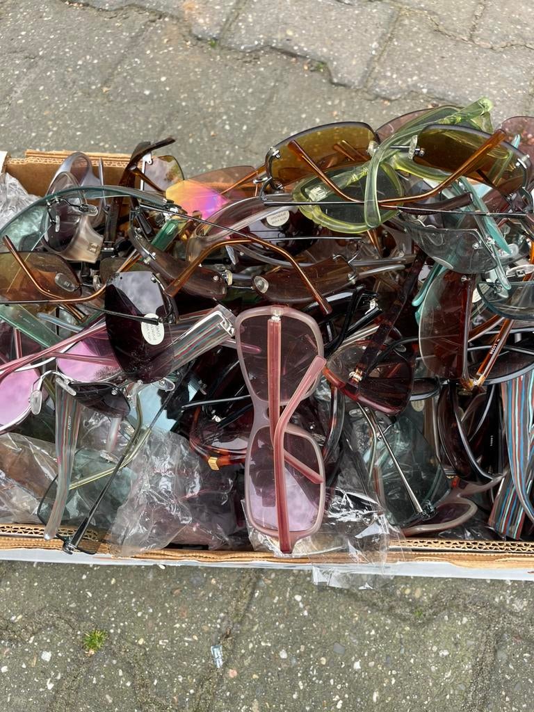 Splinternieuwe zonnebrillen 100 stuks vrijmarkt rommelmarkt, Ophalen of Verzenden, Nieuw