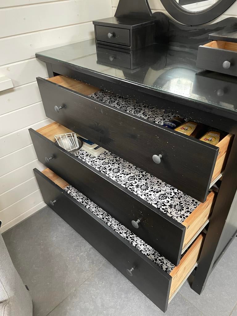 Zwarte kast met drie laden met spiegel en glazen blad, Huis en Inrichting, Kasten | Ladekasten, Ophalen, Gebruikt, 100 tot 150 cm