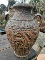 Decoratieve Terracotta Vaas met Reliëf van Dieren, Ophalen of Verzenden