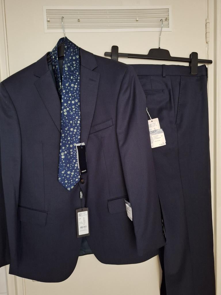 Nieuw kosuum met stropdas..maat 25, Ophalen of Verzenden, Nieuw, Blauw