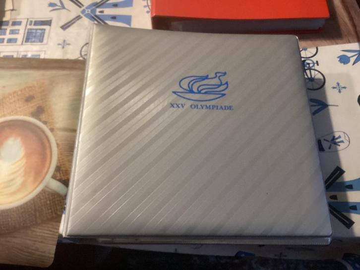 64 fdc Olympische spelen 1992 in map voor een goed bod mag, Postzegels en Munten, Postzegels | Volle albums en Verzamelingen, Buitenland