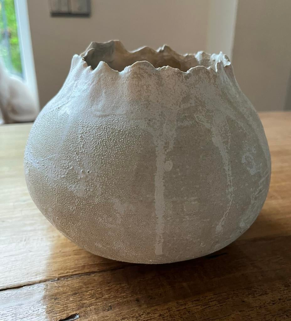 Handgemaakte keramische sierpot, gesigneerd, Huis en Inrichting, Overige kleuren, Ophalen of Verzenden, Minder dan 50 cm, Glas