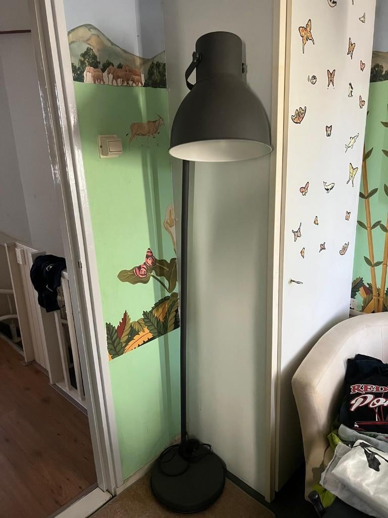 staande zwarte lamp, Huis en Inrichting, Ophalen, Zo goed als nieuw, Metaal, 150 tot 200 cm