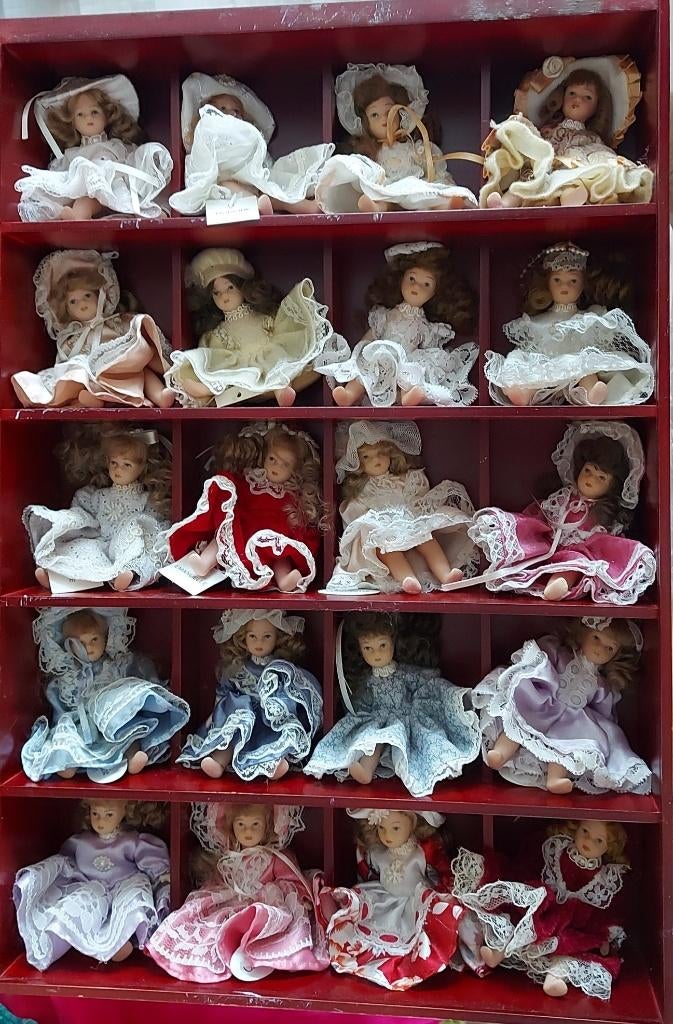 Kastje vol met poppen, Ophalen of Verzenden, Zo goed als nieuw, Pop