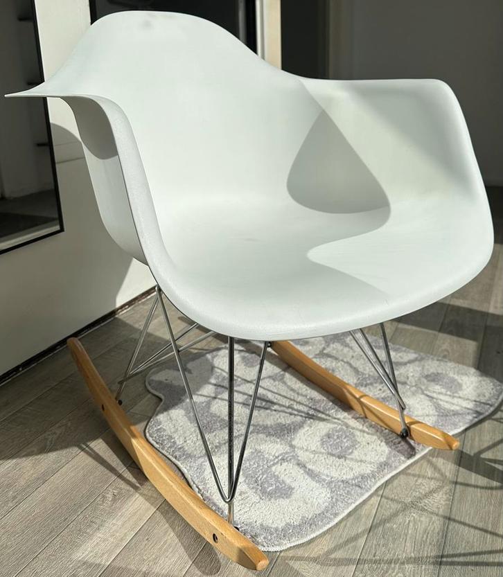 VTWonen kuipstoel schommelstoel wit met houten schommel, Huis en Inrichting, Stoelen, Zo goed als nieuw, Eén, Hout, Kunststof