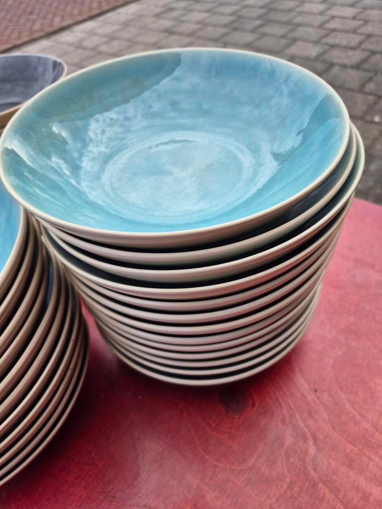 44 Diepe borden en 31 platte borden turquoise en grijs, Ophalen, Zo goed als nieuw, Bord(en), Overige stijlen