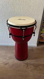Djembe | Rood kleurig | Fazley | Afmetingen: 60x34x34cm, Muziek en Instrumenten, Percussie, Ophalen, Zo goed als nieuw, Trommel