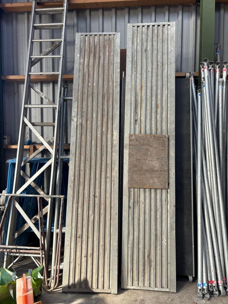 Twee loopbruggen 600x3170, één met schade, Ophalen, Gebruikt, Overige typen, Minder dan 2 meter