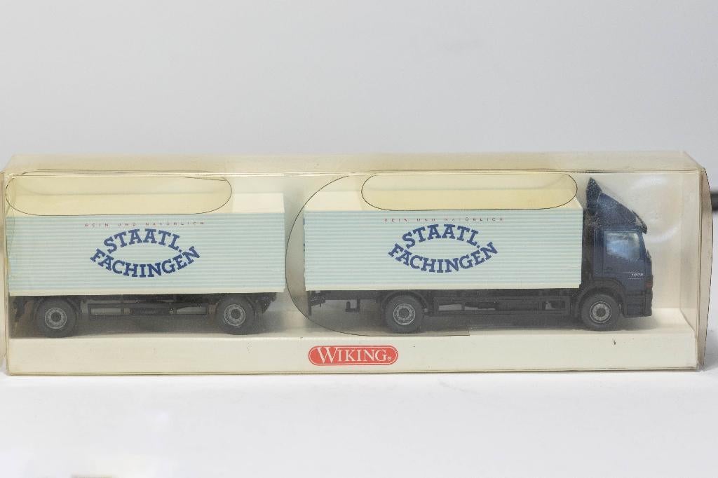 Wiking 5610343  1 Vrachtwgen M.B. Atego: Staatlich Fachingen, Hobby en Vrije tijd, Ophalen of Verzenden, Nieuw, Bus of Vrachtwagen