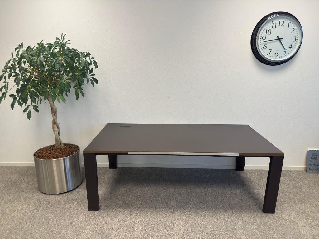 Bureau met schroef en kabelgoot , 35 stuks, Huis en Inrichting, Bureaus, Ophalen of Verzenden, In hoogte verstelbaar, Gebruikt