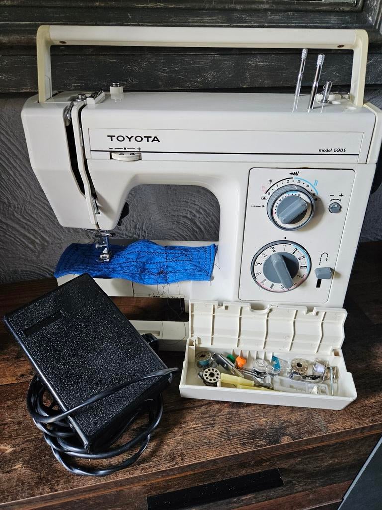 Toyota Naaimachine Model 590E - Compleet met Accessoires, Ophalen of Verzenden, Zo goed als nieuw, Naaimachine, Overige merken